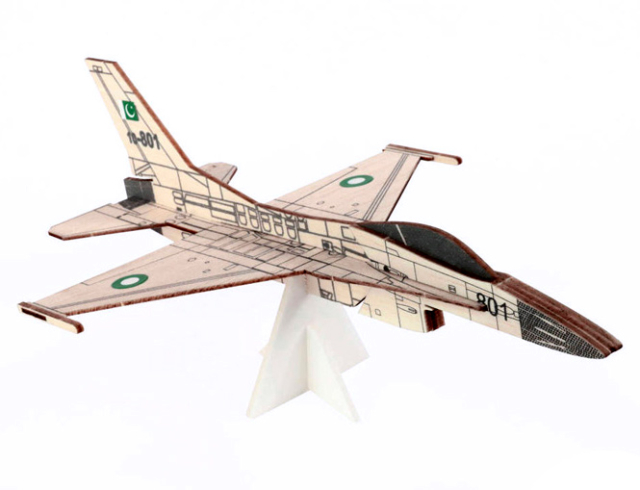 DPR F-16 Fighting Falcon Kastplan Balsabyggsats