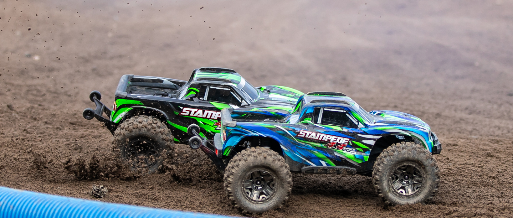 Radiostyrda Traxxas Stampede 4x4 monstertrucks kör offroad och sprutar lera