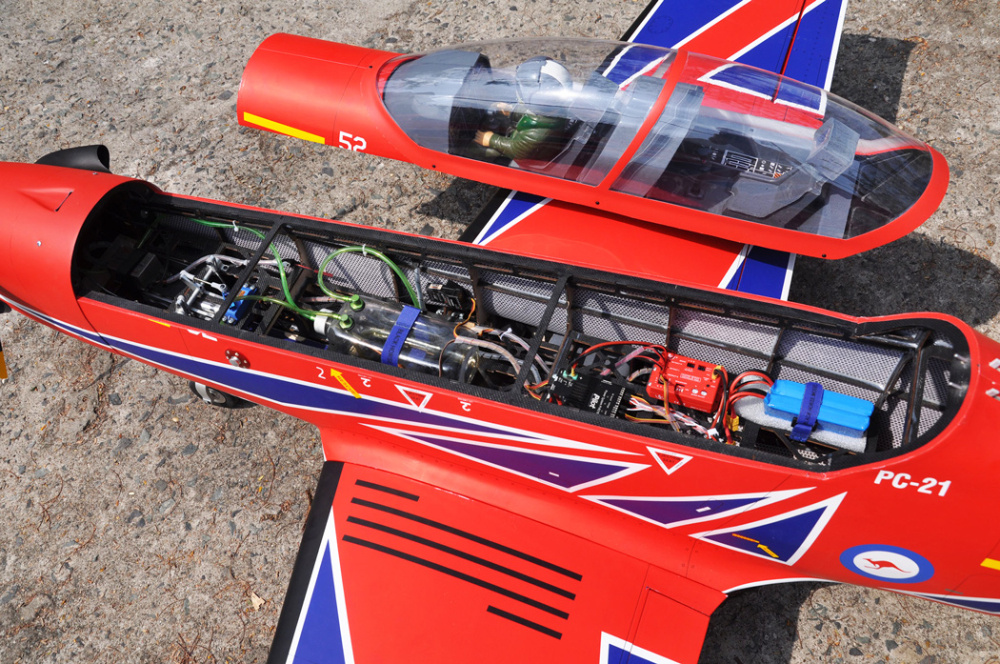 Black Horse PC-21 Pilatus 55-65cc Gas/EP 1962mm El-landställ