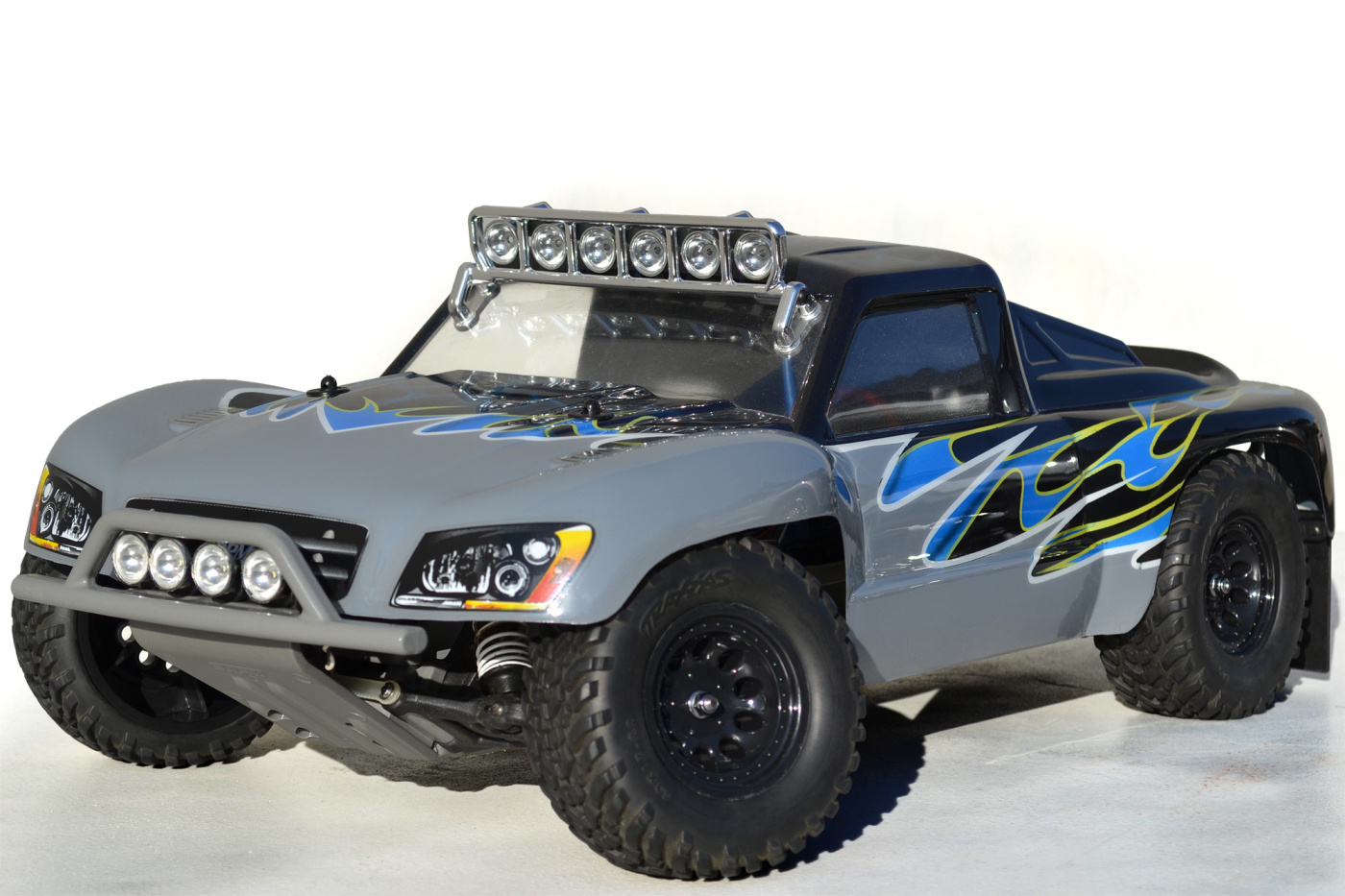 RPM Stötfångare och Hasplåt Fram Grå Slash 2WD, Nitro Slash