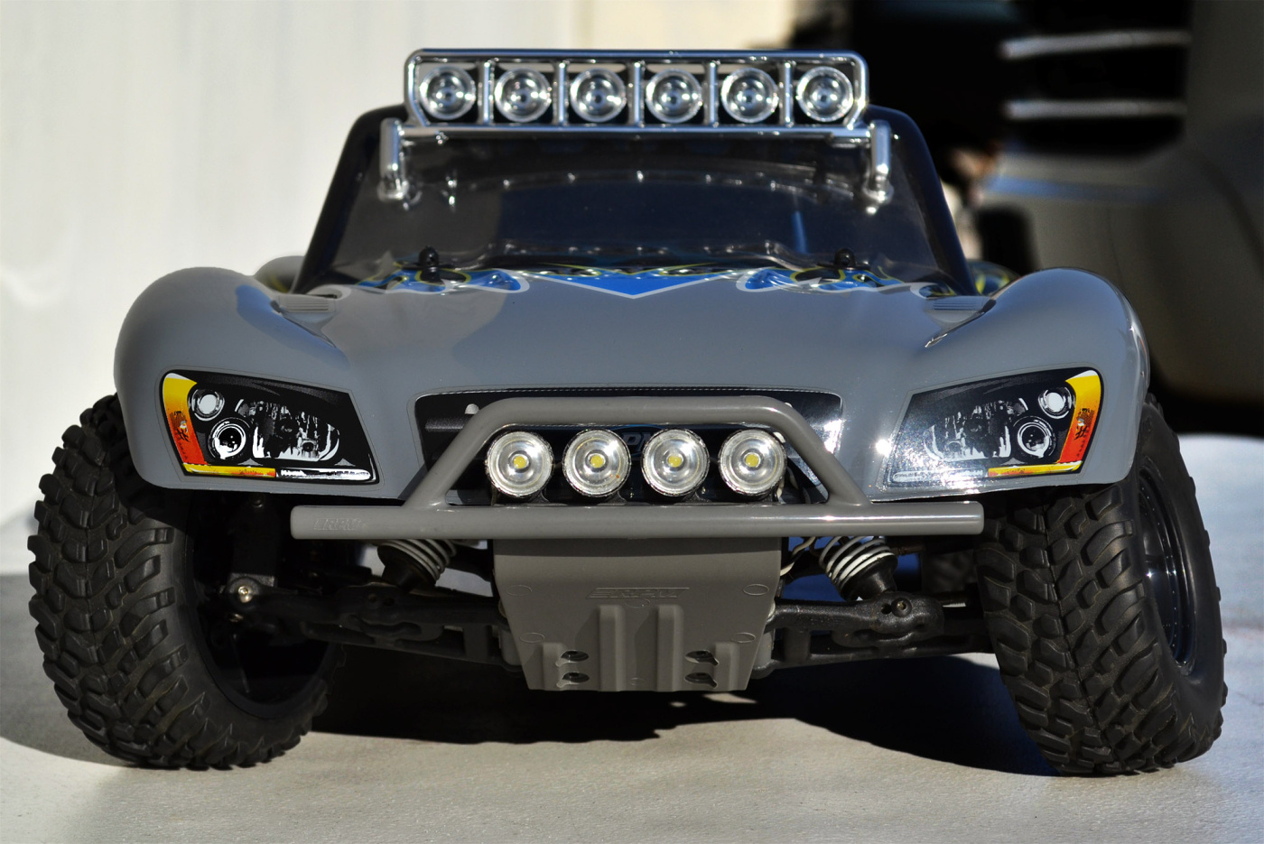 RPM Stötfångare och Hasplåt Fram Grå Slash 2WD, Nitro Slash