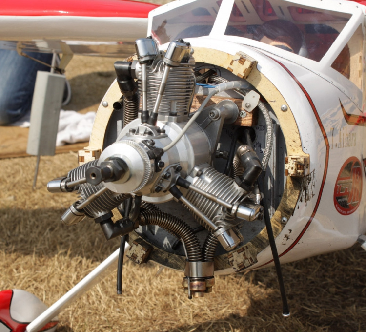 Saito FG-60R3 60cc 4-takts 3-cyl Stjärnmotor Bensin