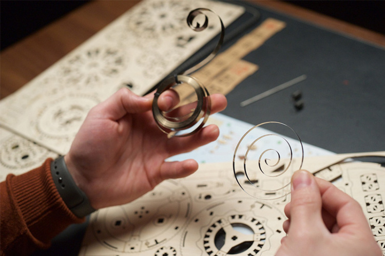 Ugears Sky Watcher Tourbillon Bordsklocka