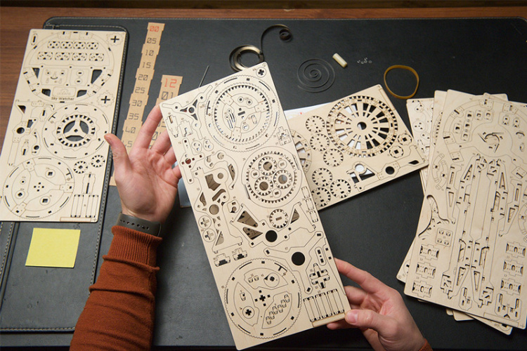 Ugears Sky Watcher Tourbillon Bordsklocka